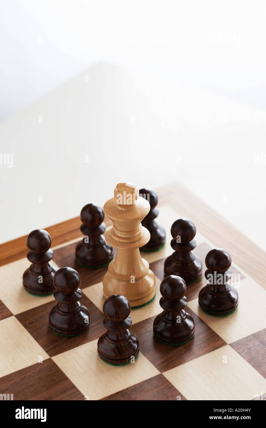 Schach Spiel, weißen König umgeben von schwarzen Bauern Stockfoto