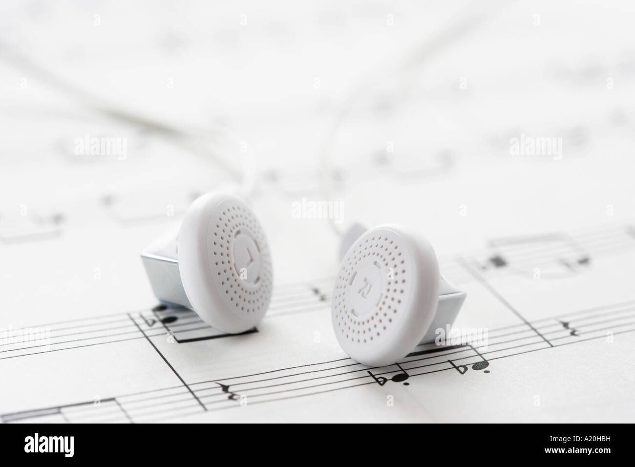 Weiße Kopfhörer zu den Noten Stockfoto
