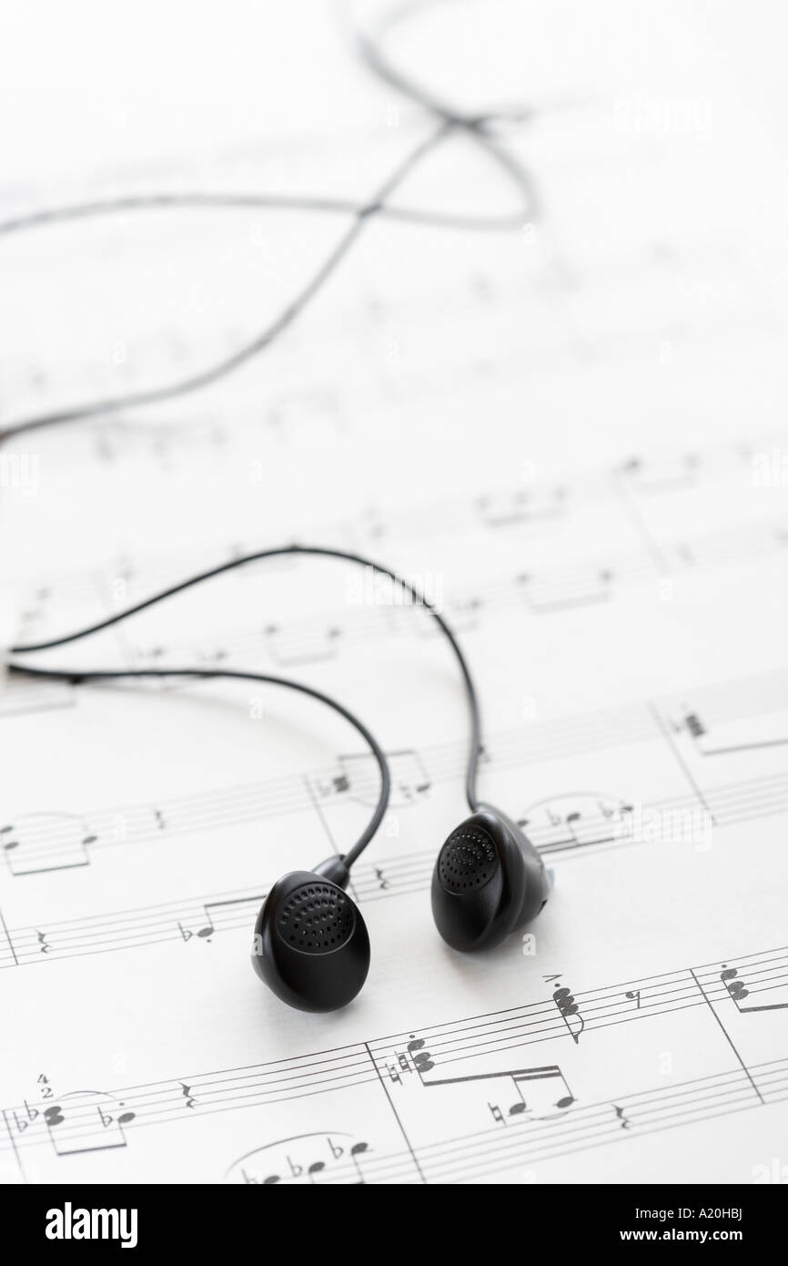 Schwarze Kopfhörer zu den Noten Stockfoto