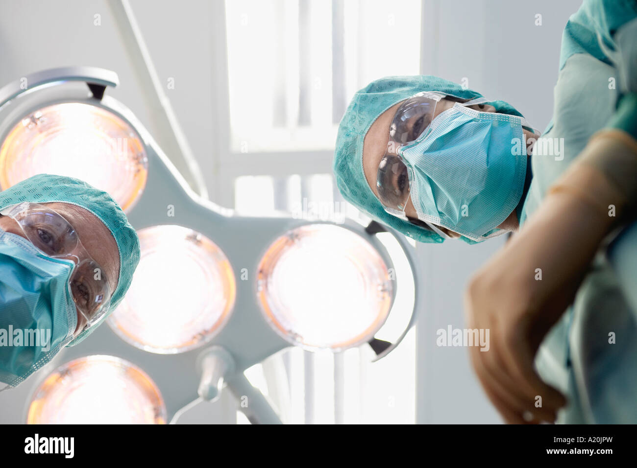 Ärzte im OP-Saal, persönliche Perspektive Stockfoto