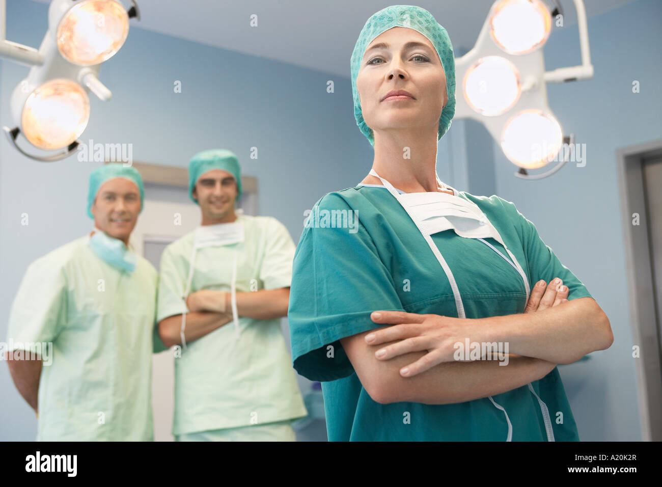 Leiter des OP-Teams mit Chirurgen im OP-Saal, Porträt Stockfoto