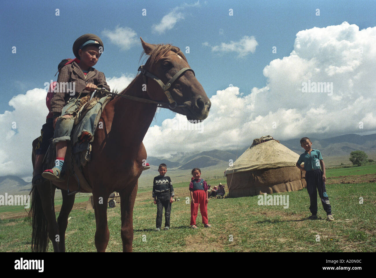 Zwei Kinder auf einem Pferd vor ihren Familien Jurte, in der Nähe von See Issyk-Kul, Kirgisistan Stockfoto