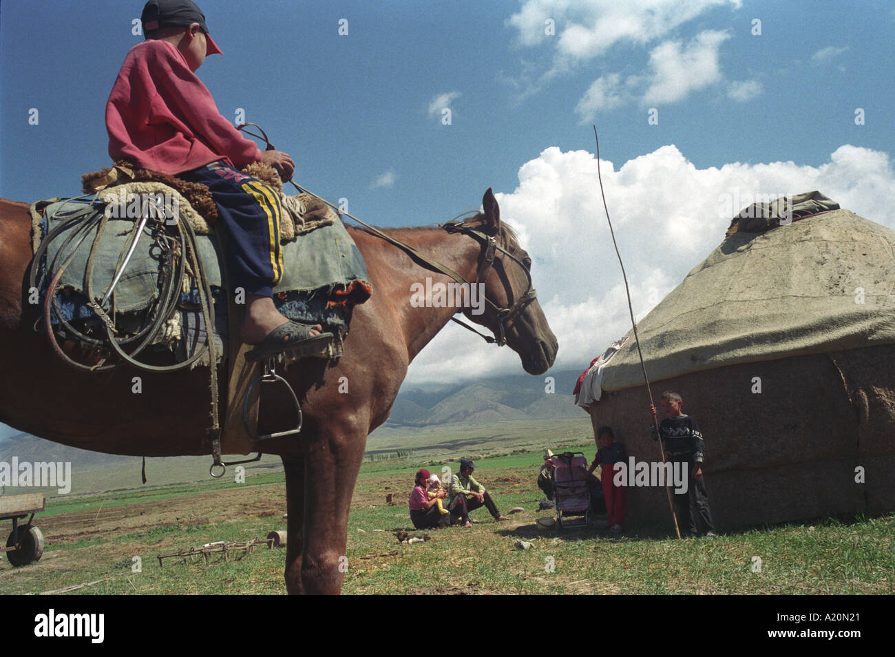 Junge auf einem Pferd, Jurte, See Issyk-Kul, Kirgisistan Stockfoto