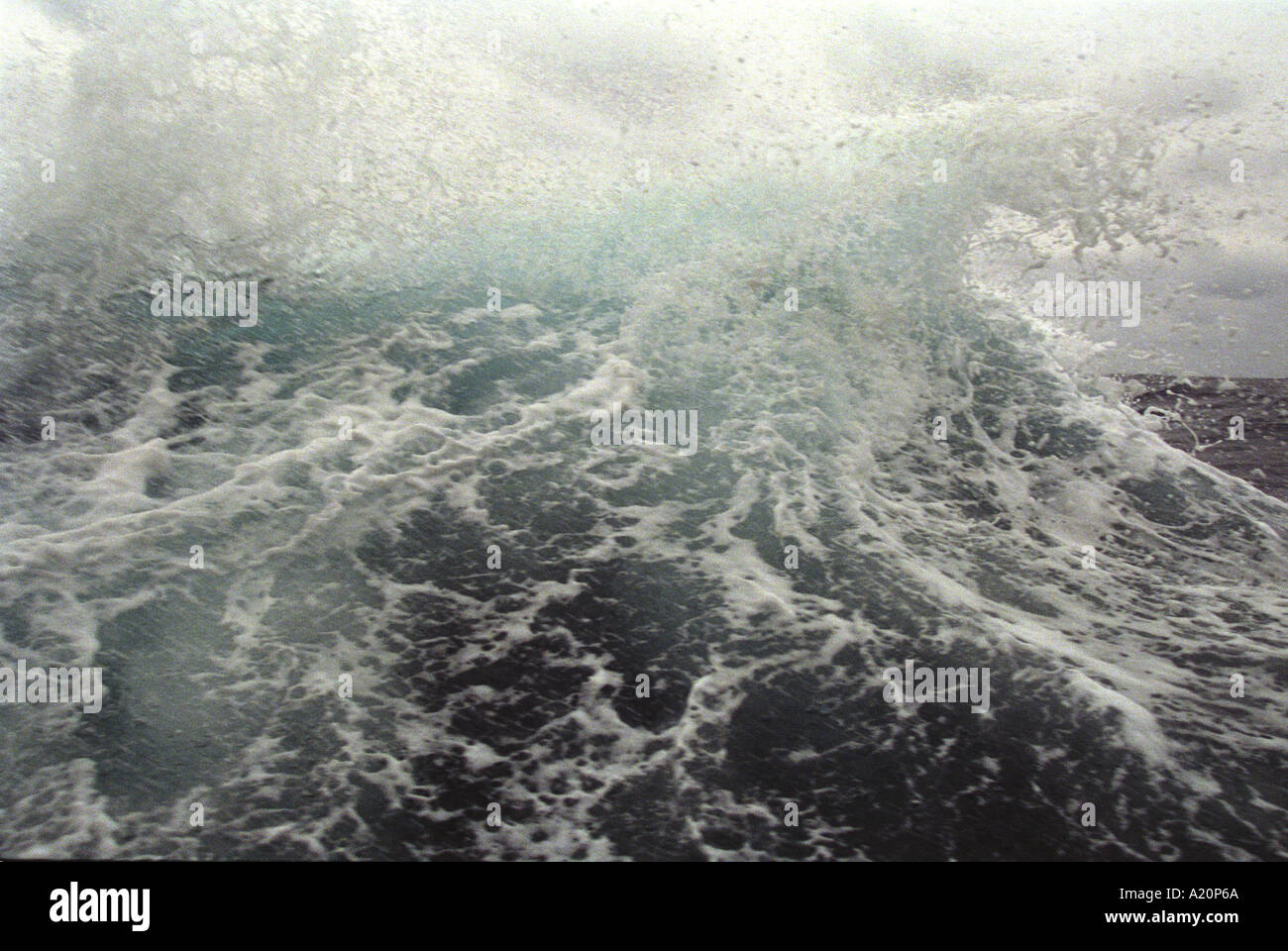 Wellen auf dem Meer von Japan von einem Schiffe Bullauge aus gesehen Stockfoto
