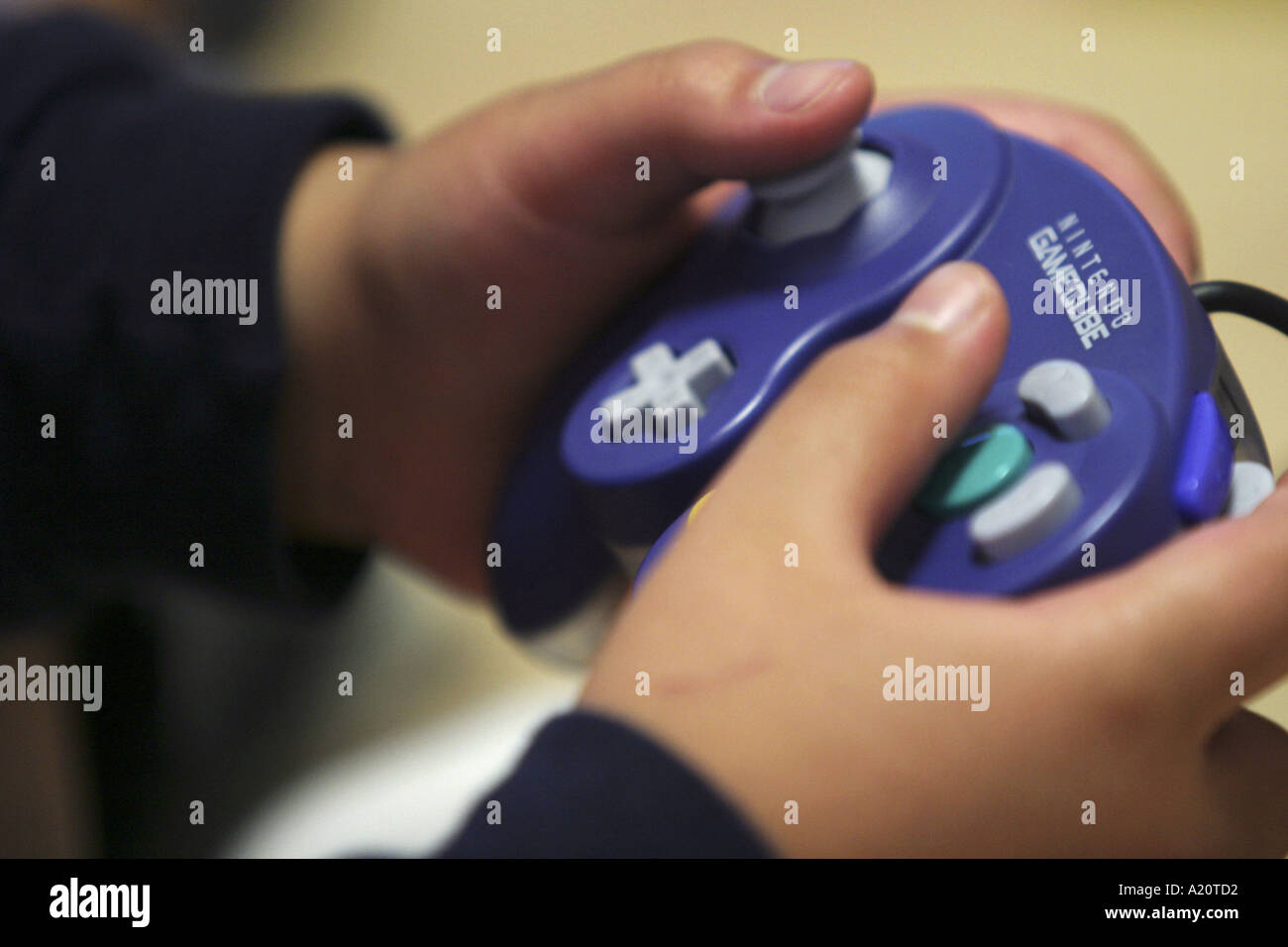 Hände eines japanischen Kindes spielen Nintendo Gamecube, Tokio, Japan. Stockfoto