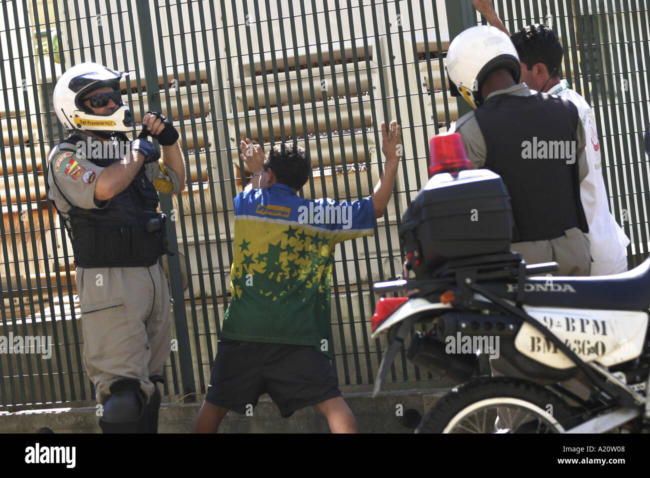 Polizei in Porto Alegre verhaften Suche und Frage zwei Männer in einer Stadt centre Street, Brasilien, Südamerika Stockfoto