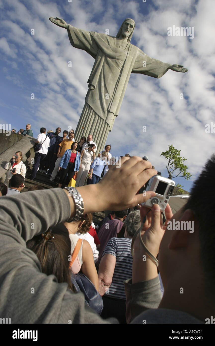 Touristen fotografieren sich vor der Statue von Christus dem Erlöser, Corcovado-Berg, Rio De Janeiro, Brasilien. Stockfoto