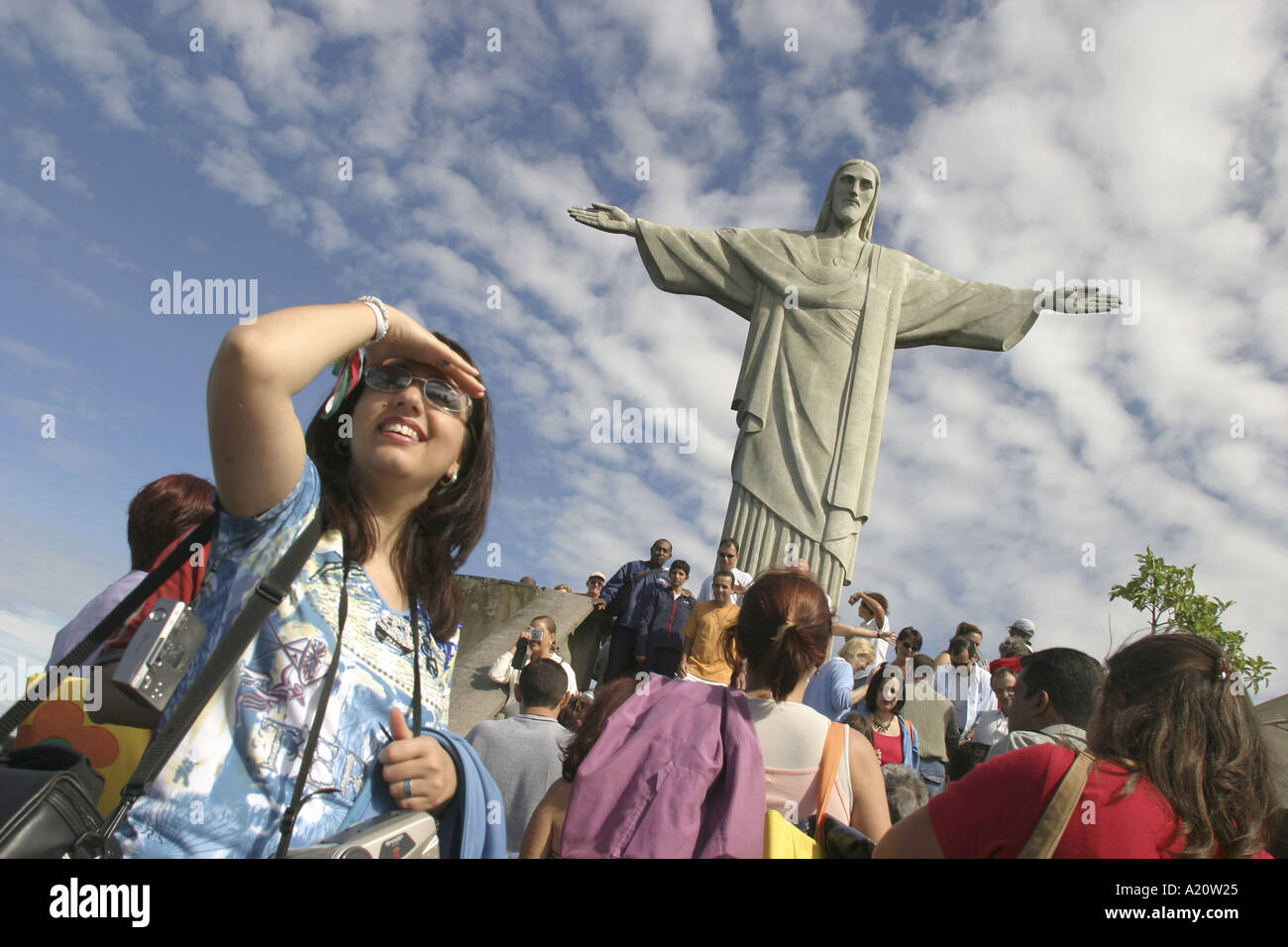 Touristen fotografieren vor der Statue von Christus den Erlöser, auf Corcovado Berg, Rio De Janeiro, Brasilien. Stockfoto