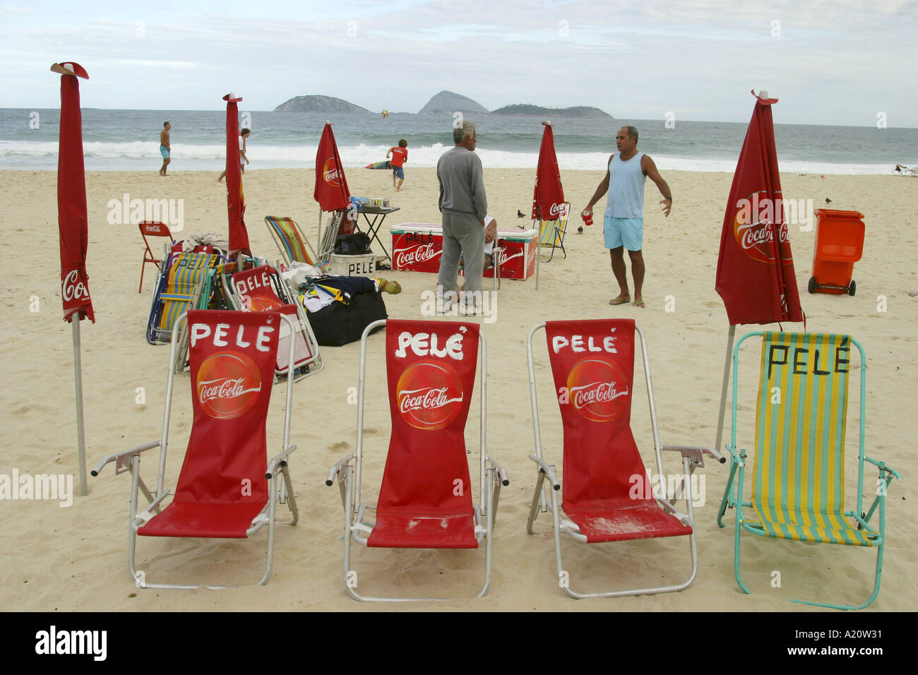 Männer, die kalte Getränke am Strand der Copacabana, mit Stühlen zu verkaufen gekennzeichnet Pele, Rio De Janeiro, Brasilien, Südamerika. Stockfoto
