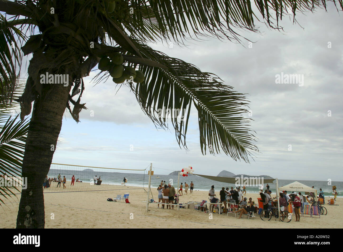 Brasilianer genießen ein Barbeque am Copacabana Strand, Rio De Janeiro, Brasilien, Südamerika. Stockfoto
