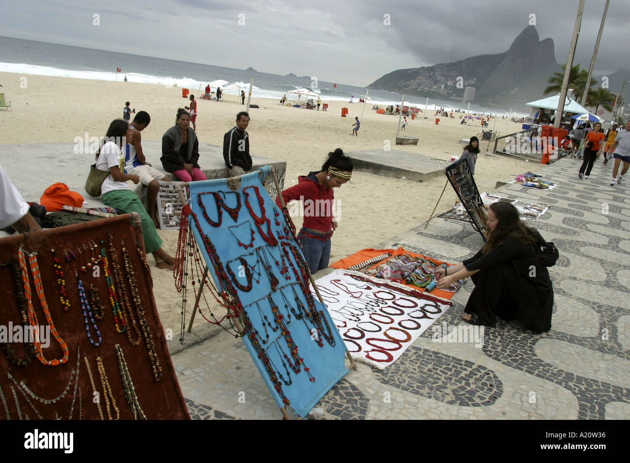 Brasilianer Verkauf Schmuck an Touristen auf Copacabana Beach, Rio De Janeiro, Brasilien, Südamerika. Stockfoto