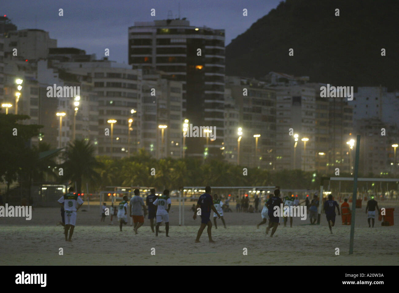 Männer spielen Fußball am Strand der Copacabana in den Abend, Rio De Janeiro, Brasilien, Südamerika. Stockfoto