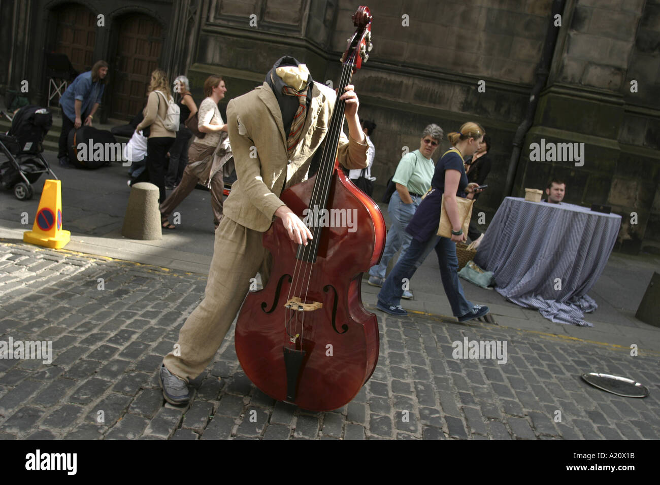 Straßentheater-Darsteller in der Royal Mile High Street während des jährlichen International Arts Festival, Edinburgh, Schottland. Stockfoto