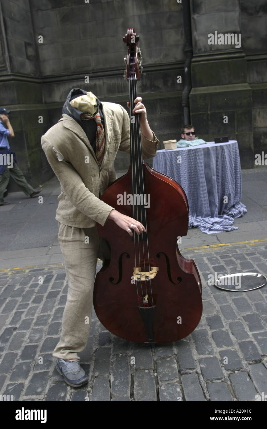 Straßentheater-Darsteller in der Royal Mile High Street während des jährlichen International Arts Festival, Edinburgh, Schottland. Stockfoto