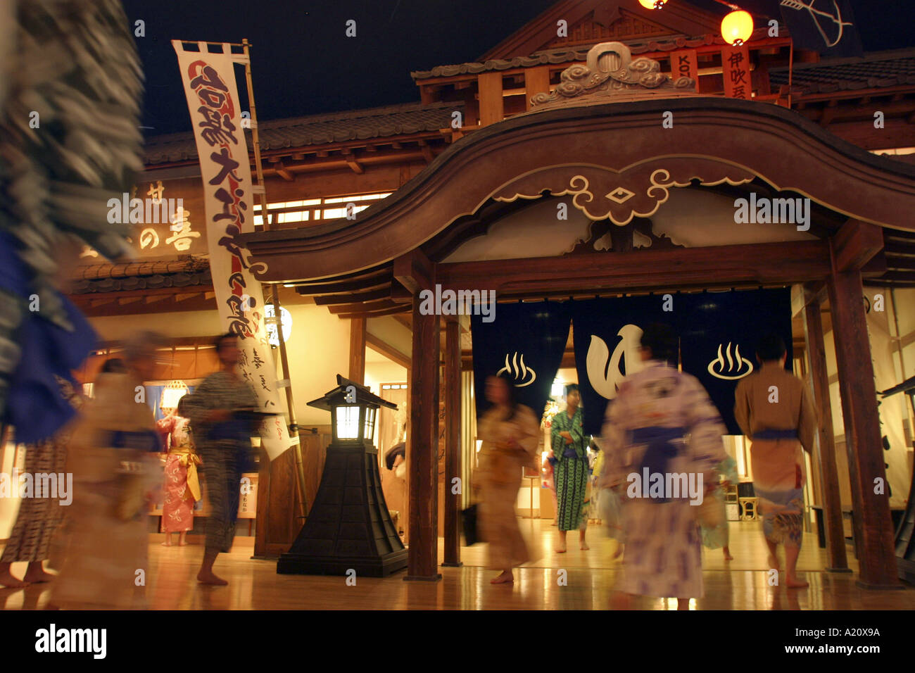 Besucher am Oedo Onsen Monogatari, einen 24-Stunden-Onsen, Tokio, Japan. Stockfoto