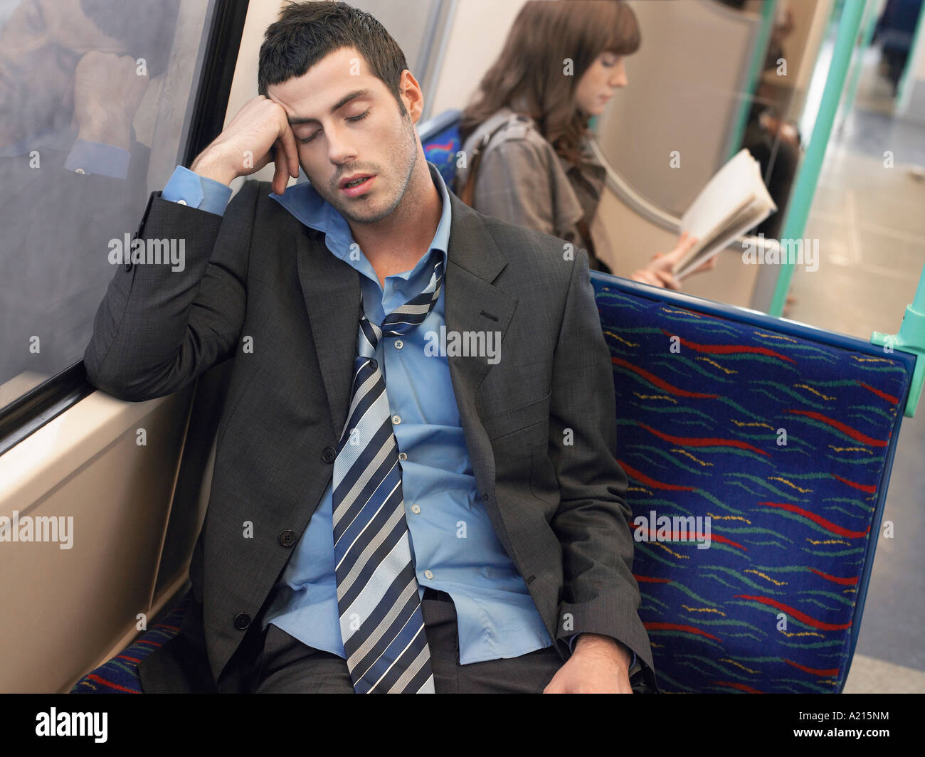 Geschäftsmann mit gelockerten Krawatte, schlafen auf s-Bahn Stockfoto