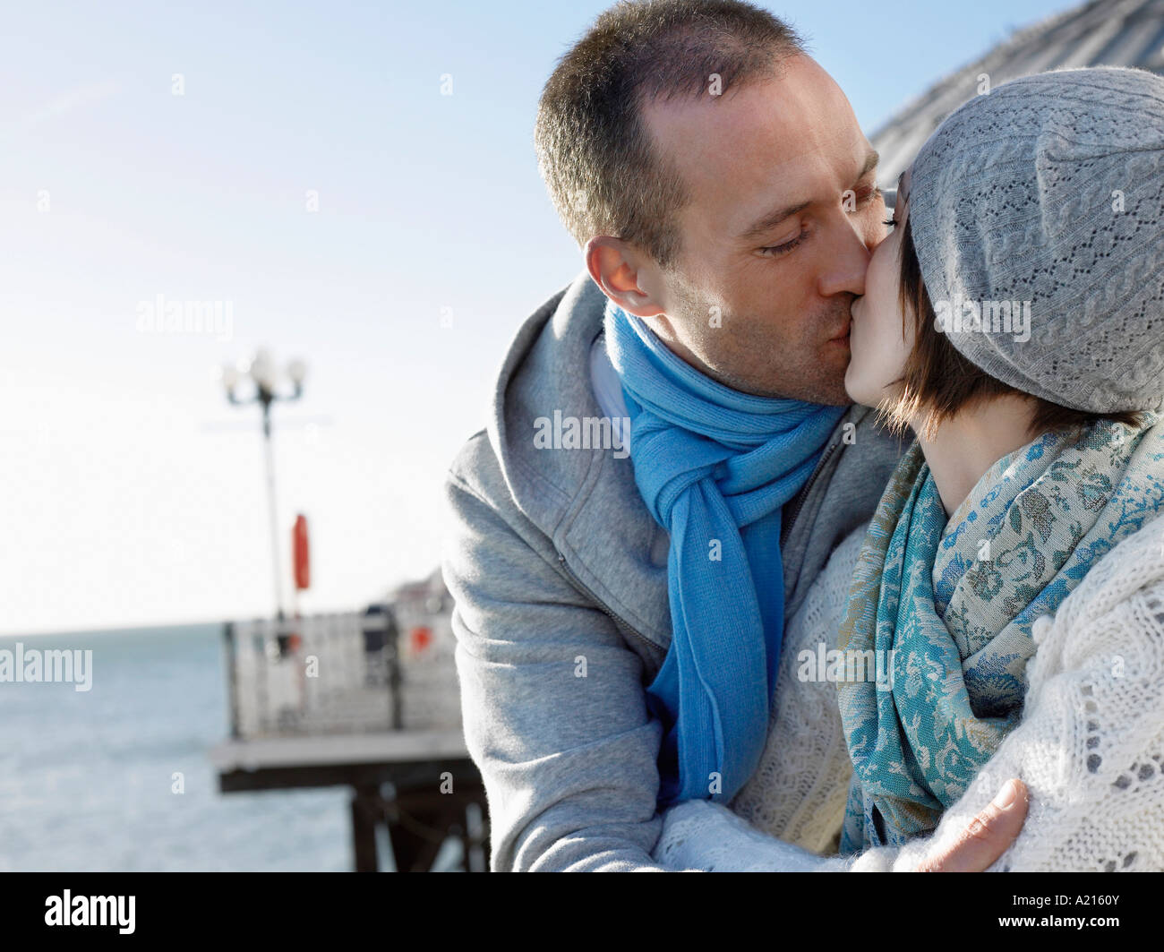 Paar, küssen, stehend auf Pier, Kopf und Schultern Stockfoto