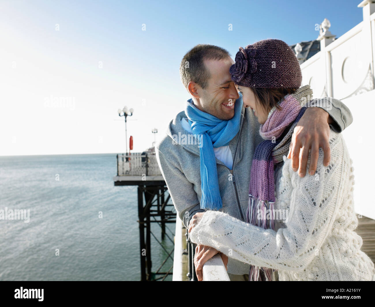 Paar, lachen, stehend auf Pier, halbe Länge Stockfoto