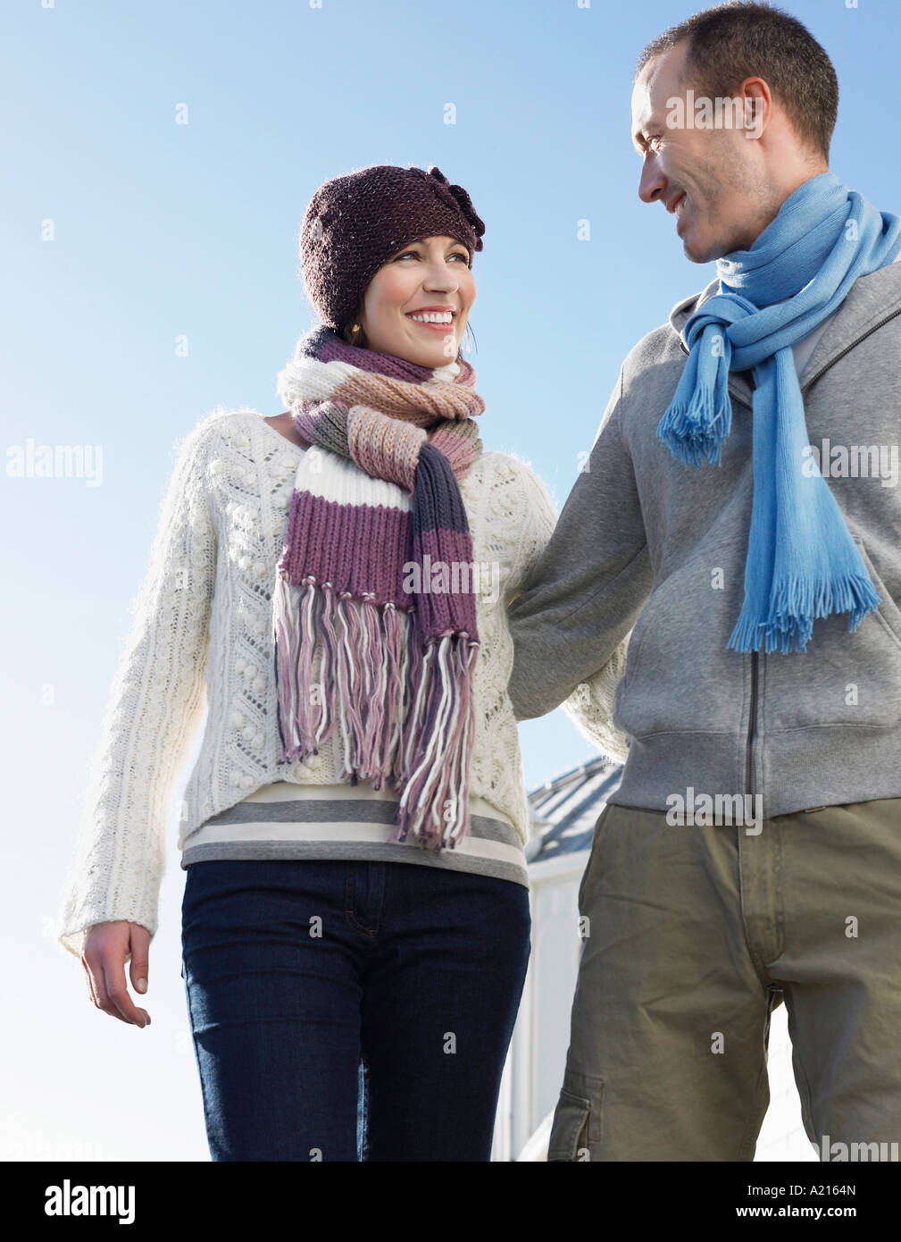 Paar, gehen Arm in Arm auf Pier, niedrigen Winkel Blick Stockfoto