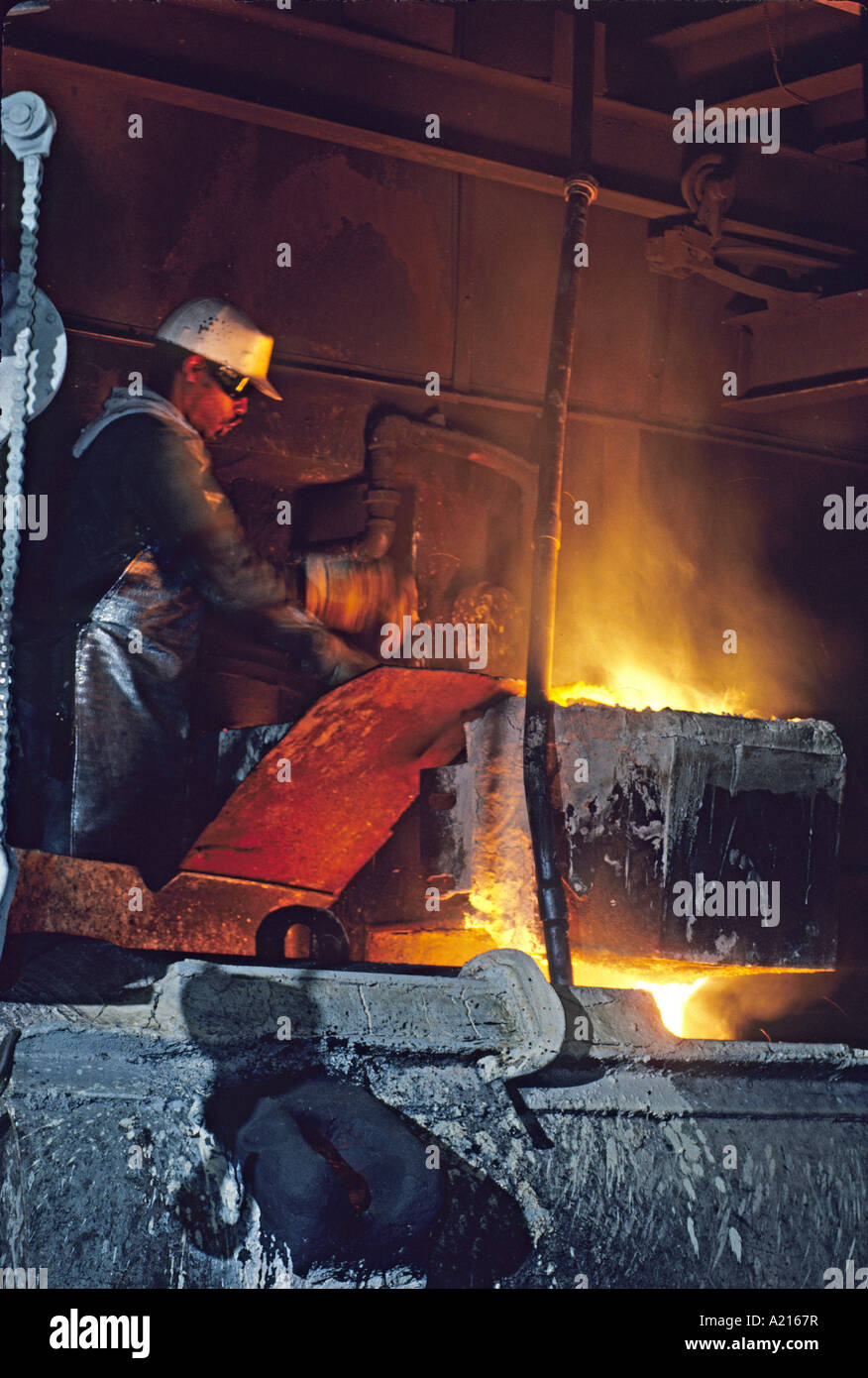Arbeiter prüft geschmolzenes Eisen in Gießerei Stockfoto