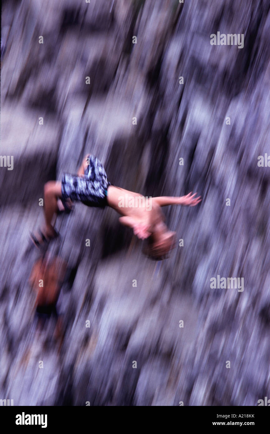 Ein verschwommenes Foto eines Mannes, der Sprung von einer Klippe ins Wasser auf der South Yuba River-Kalifornien Stockfoto