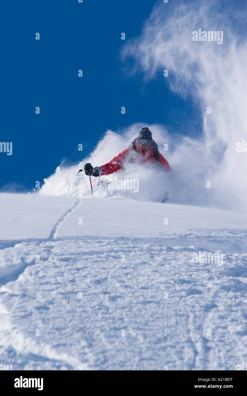 Eine Squaw Valley ski Patroller Skifahren Tiefschnee in Squaw Valley in Kalifornien Stockfoto