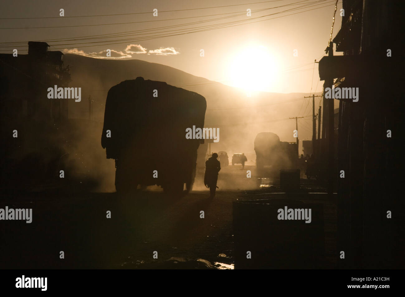 Silhouette eines LKW in den Staub bei Sonnenuntergang in Tingri China Stockfoto