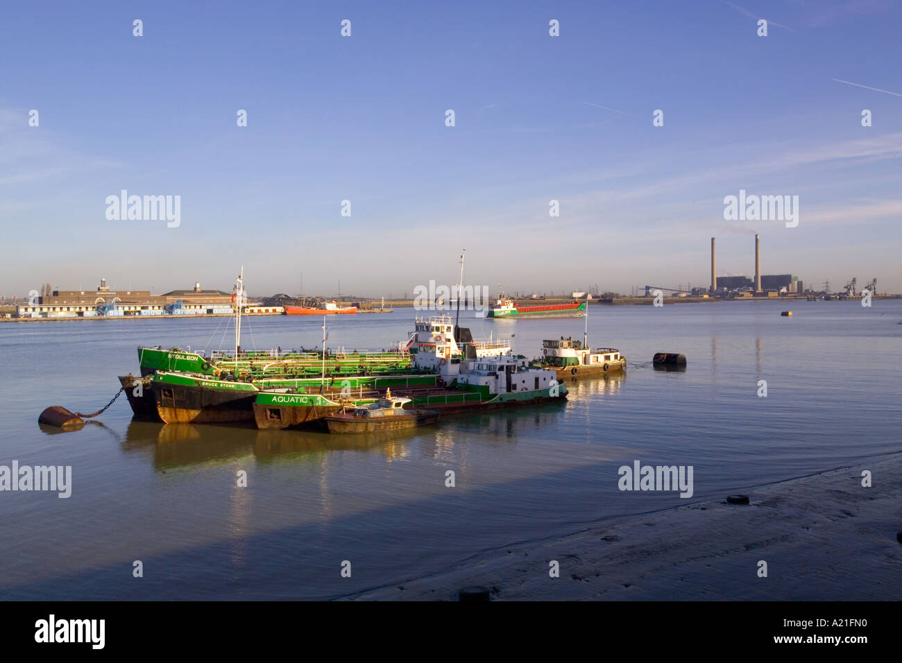 Betankung von Lastkähne in der Themse bei Gravesend Kent, mit dem alten Tilbury Kraftwerk im Hintergrund, (abgerissen 2019) Stockfoto