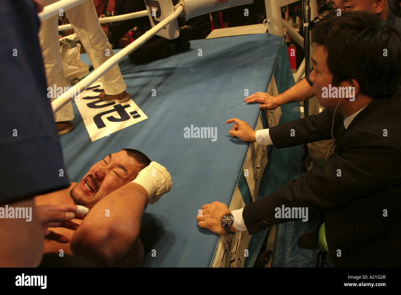 K-1 Kämpfer zuckt vor Schmerzen in den Ring nach Niederlage durch k.o.-Tokio, Japan Stockfoto
