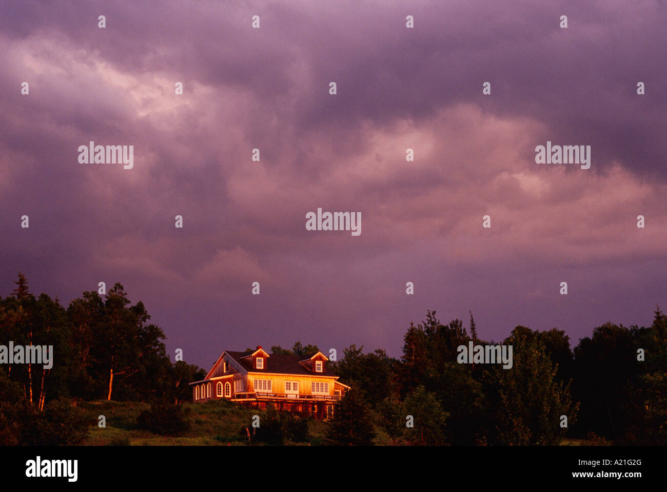 Sonnenuntergang über Haus, Kingston, New Brunswick Stockfoto