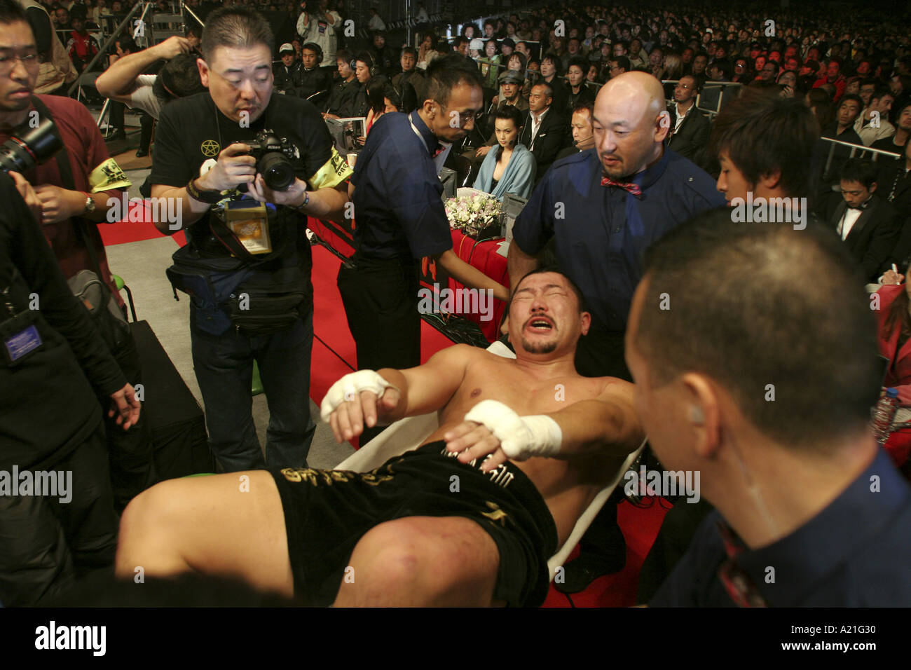 K1-Kämpfer aus Arena Ring auf einer Bahre, k-1 Kampf, Tokyo, Japan entfernt. Stockfoto