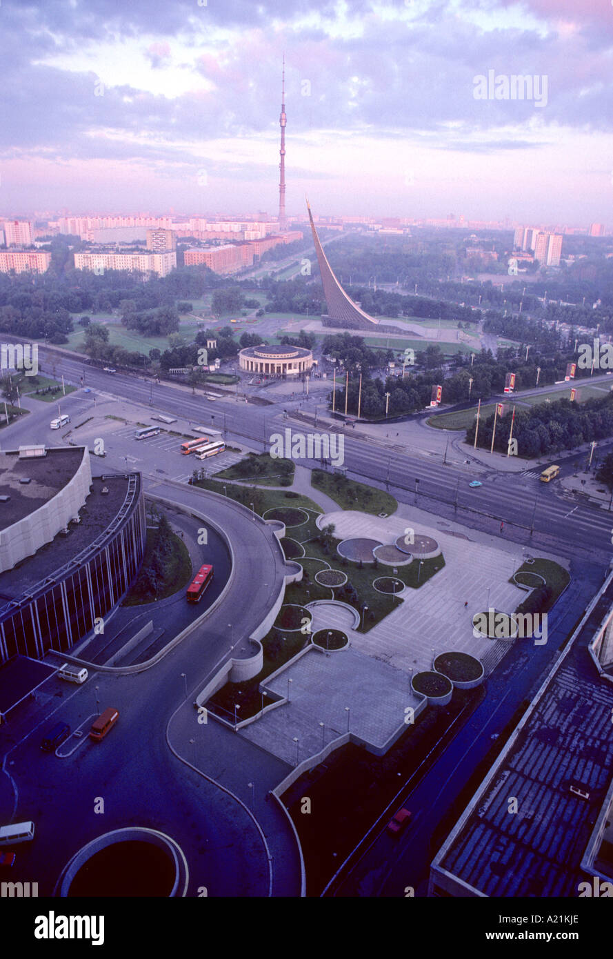 Das Denkmal für die Kosmonauten in Moskau getroffen vom Kosmos Hotel im Morgengrauen Stockfoto