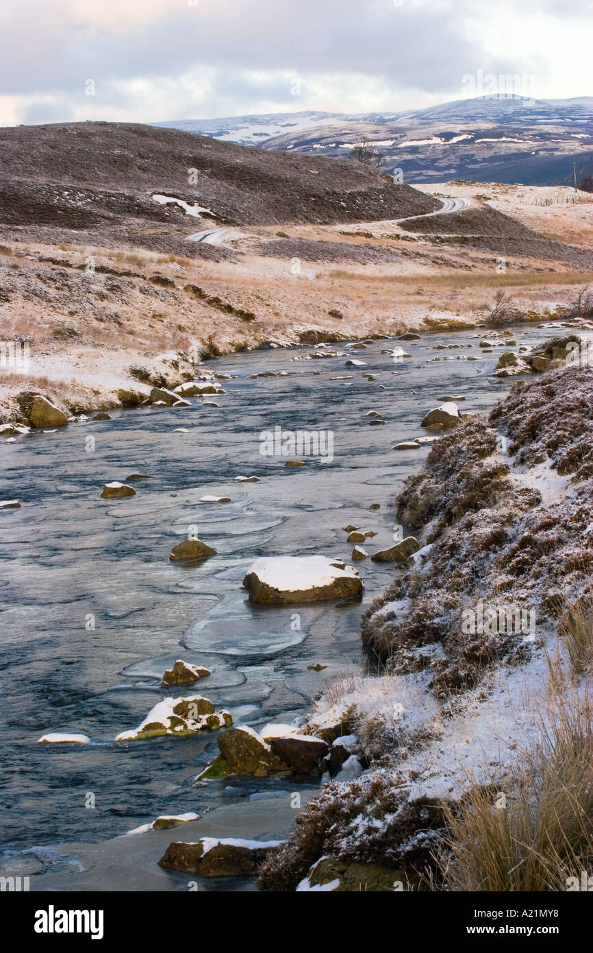 Winter-Schnee-Szene und die Clunie brennen, Blick in Richtung Glenshee, Braemar, Cairngorm National Park, Schottland, Vereinigtes Königreich Stockfoto