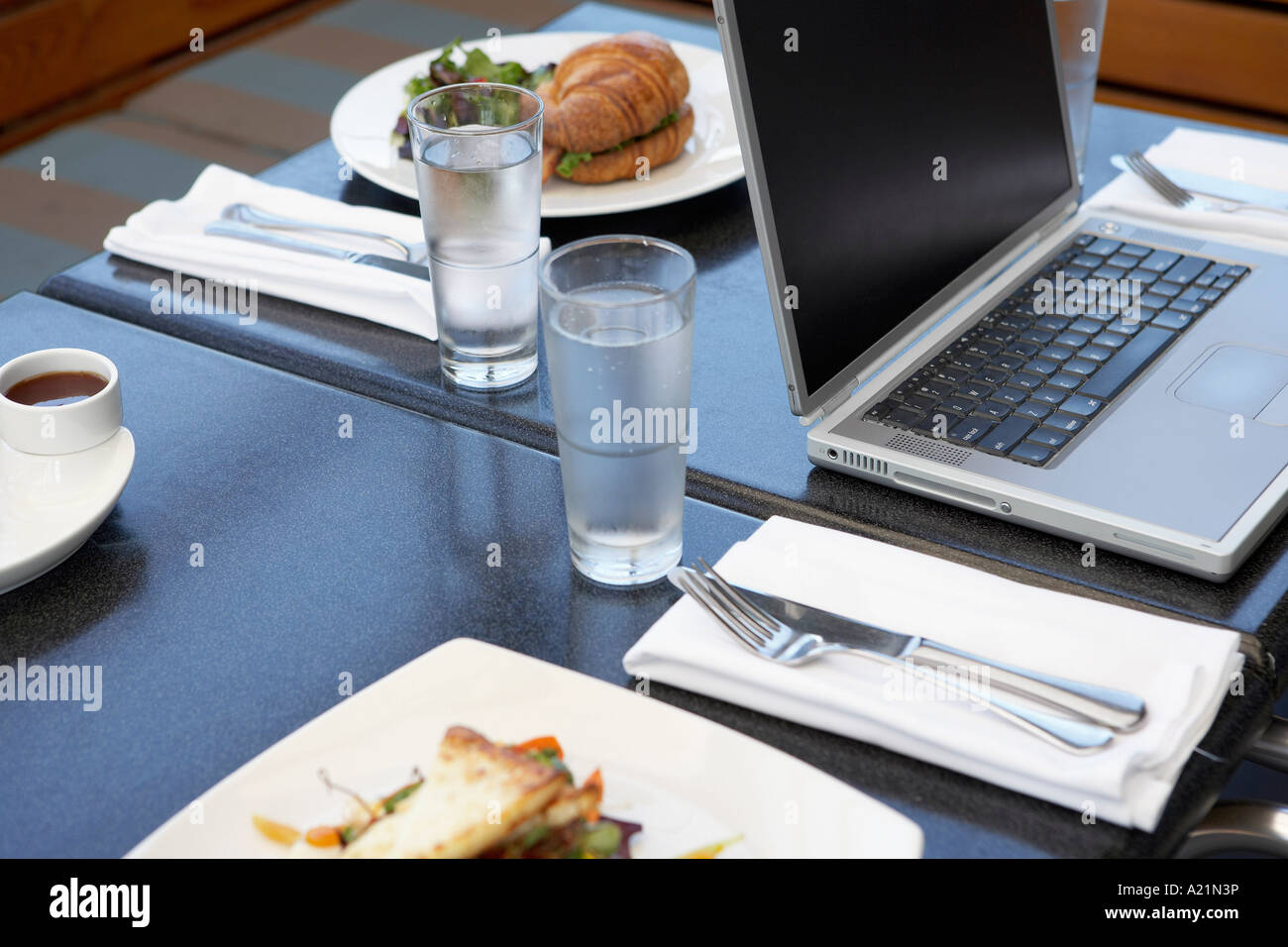 Laptop am Tisch im Restaurant Stockfoto