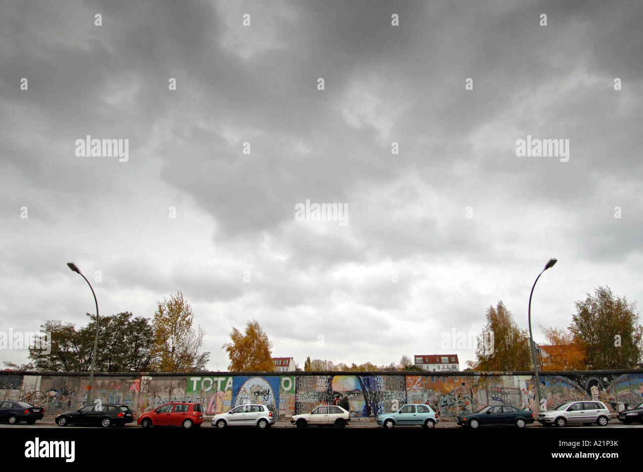 Parken entlang der East Side Gallery, eine erhaltene Gedenk Abschnitt der Berliner Mauer in Deutschland. Stockfoto