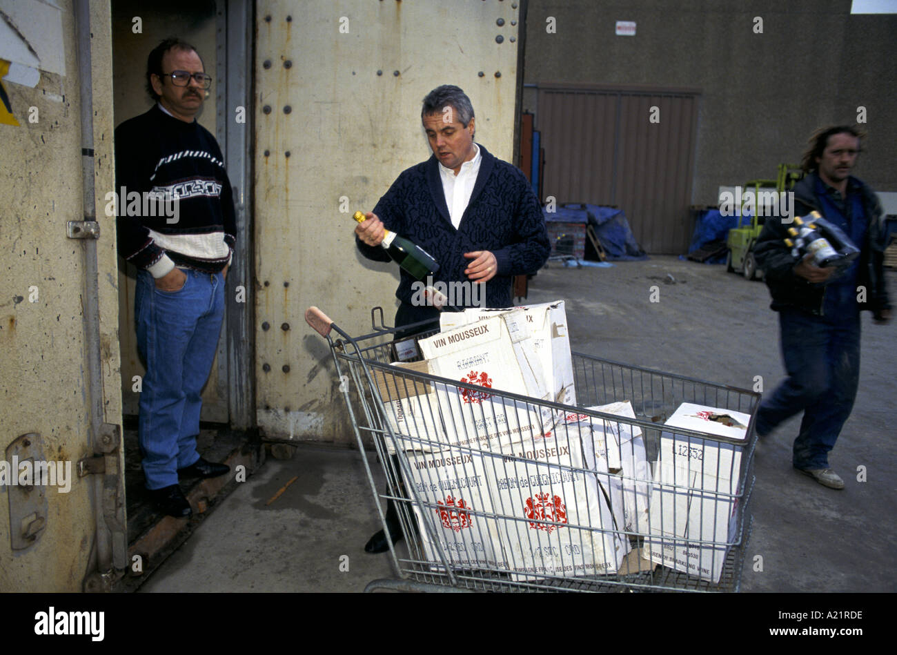 UK-Shopper unter Ausnutzung der Fusel in Calais Stockfoto