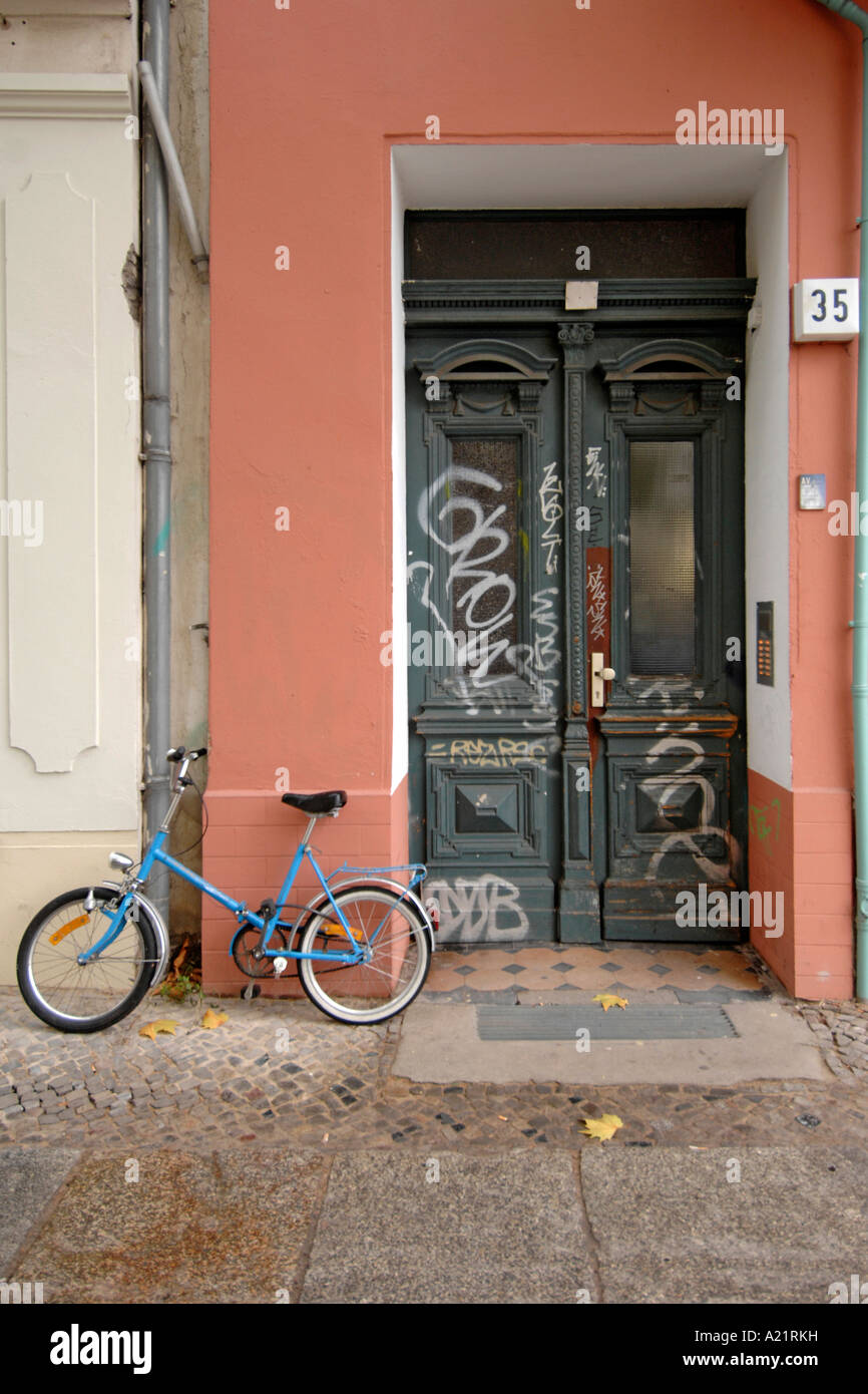 Ein Fahrrad vor einer Tür an der Husemann Straße im Ost-Berliner Bezirk Mitte. Stockfoto