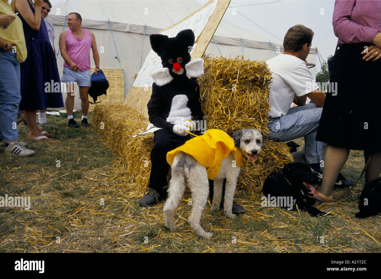 Eine Person gekleidet im Kostüm Katze hält einen Hund an der Leine Scruffts Hundeausstellung, lächerlich, Cruffts Stockfoto