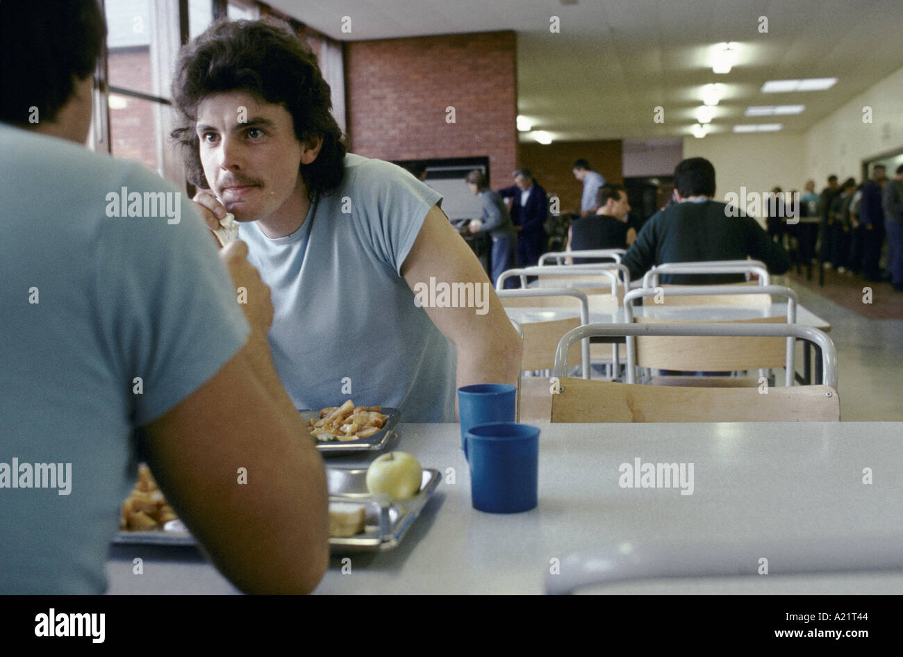 Insassen mit Mittagessen, Leyhill öffnen Sie Gefängnis, Bristol, UK Stockfoto