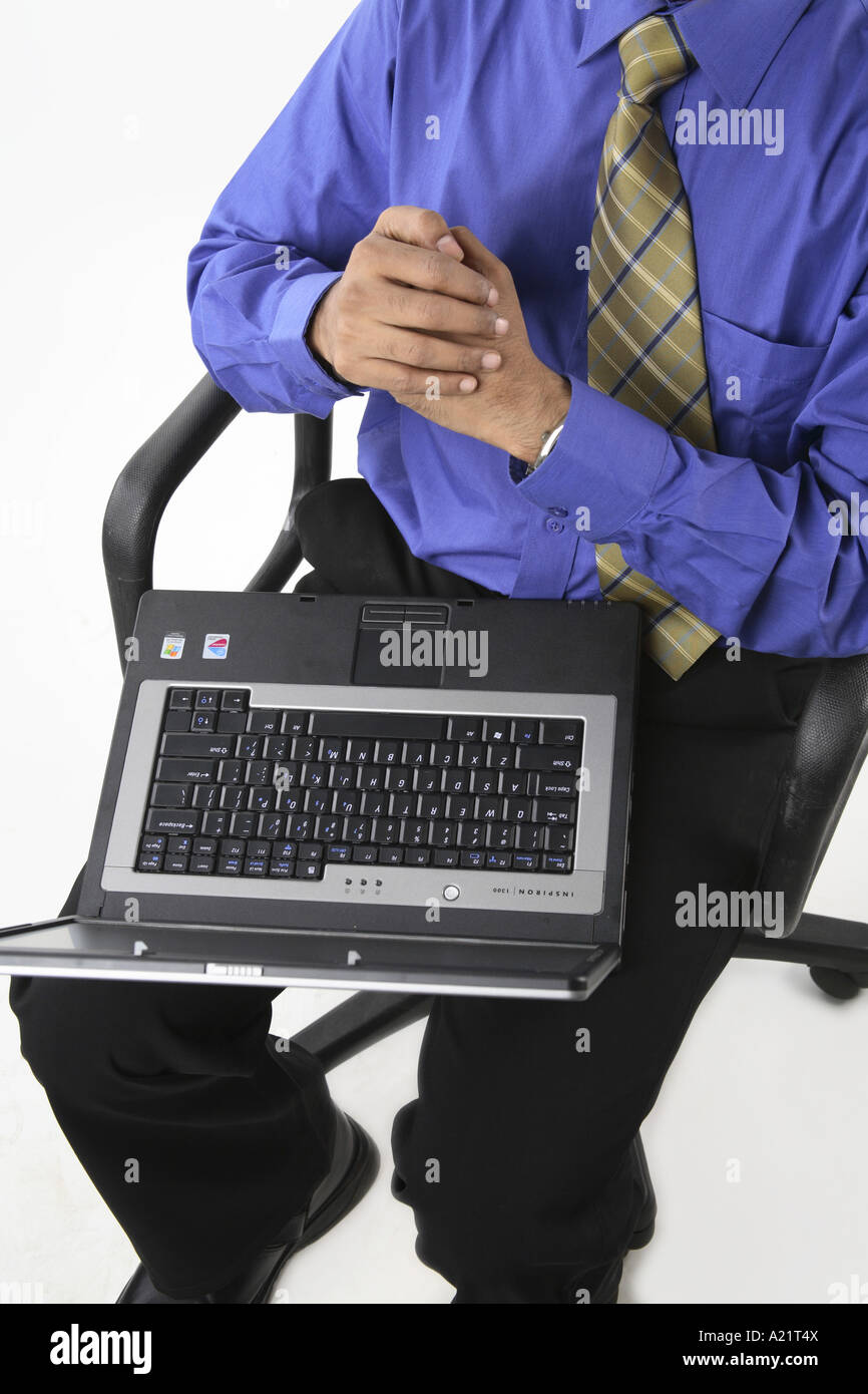 Exekutive ruht in Stuhl halten laptop Stockfoto