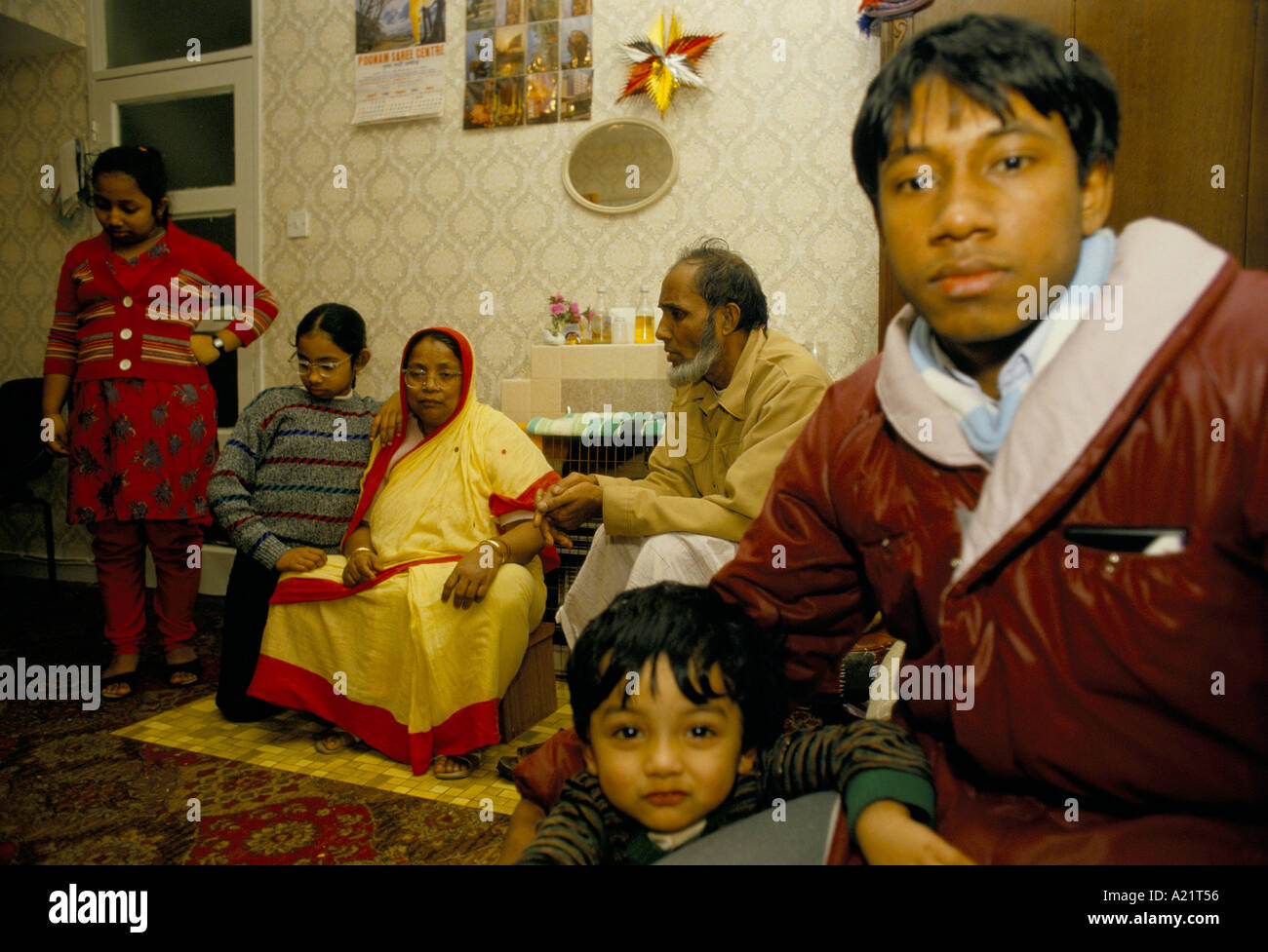 Bangladesch Familie zu Hause in Tower Hamlets. Ihre Heimat leidet schrecklich feucht, East London, UK Stockfoto