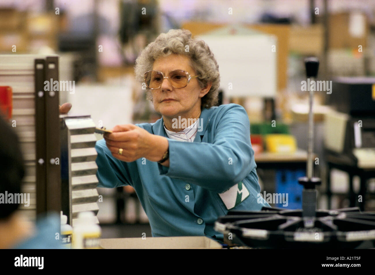 Eine Arbeitnehmerin Elektronik Stockfoto