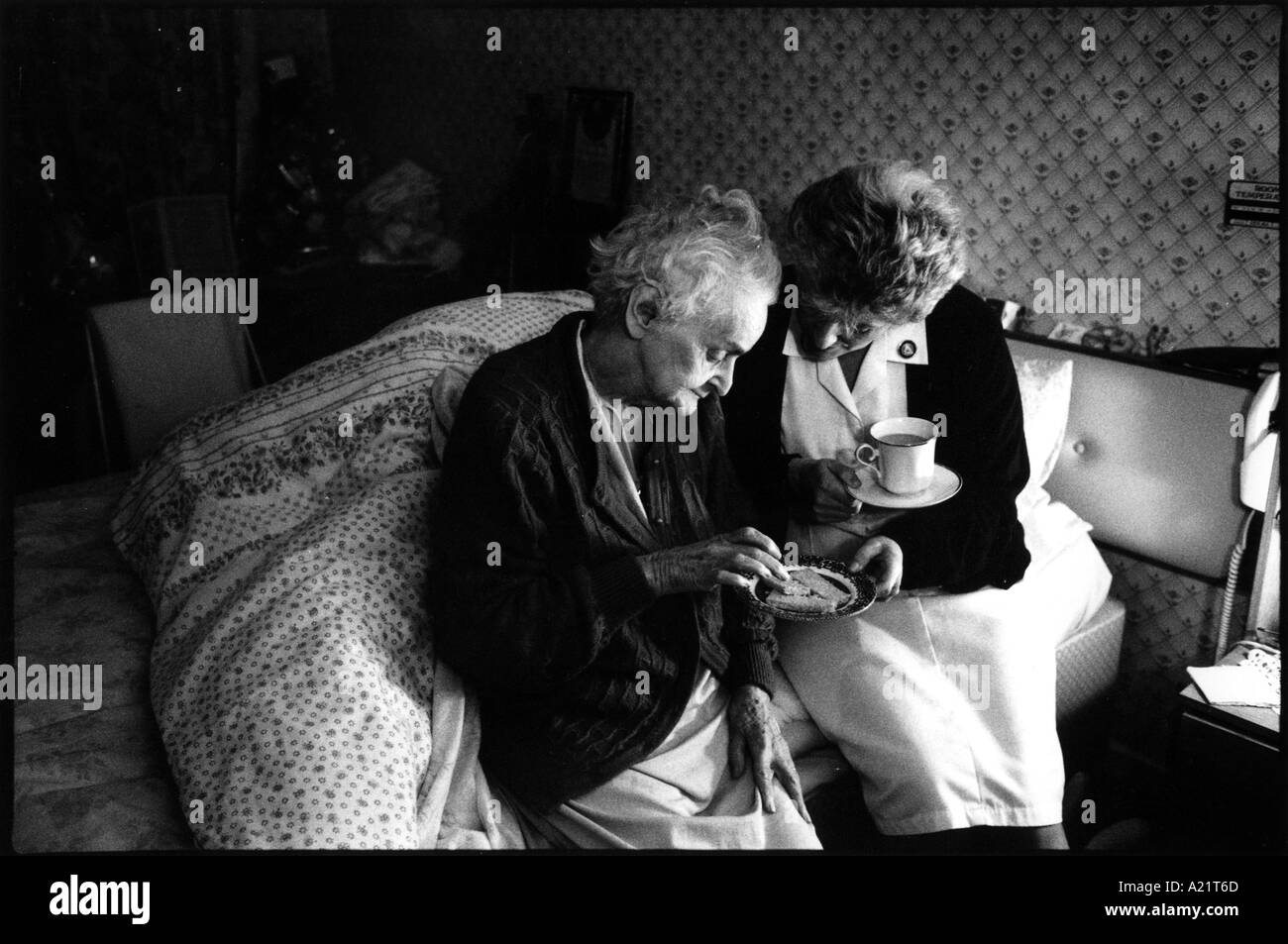 Eine Nachtschwester besuchen ein leidender Zuhause, Marie Curie Cancer Care, Liverpool Stockfoto
