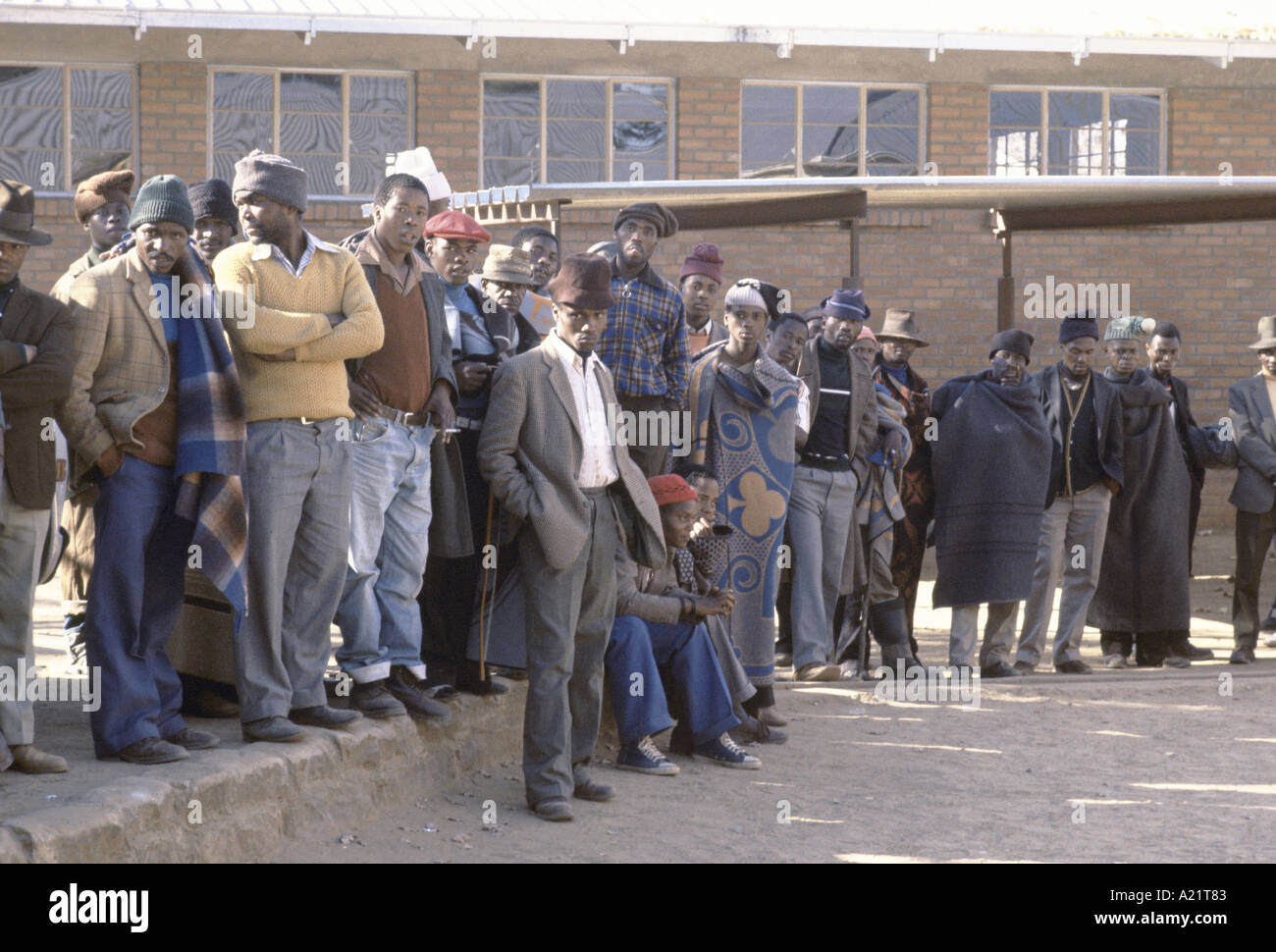Arbeitslosen Wanderarbeiter warten auf Arbeit, Lesotho, Südafrika Stockfoto
