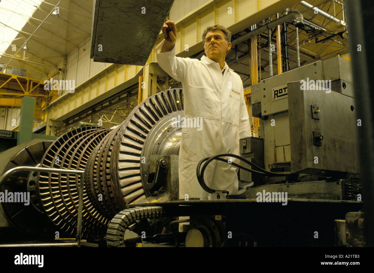 Ein Arbeiter bei GEC Turbine Produktion, Alsthom, Rugby, Warwickshire, UK Stockfoto