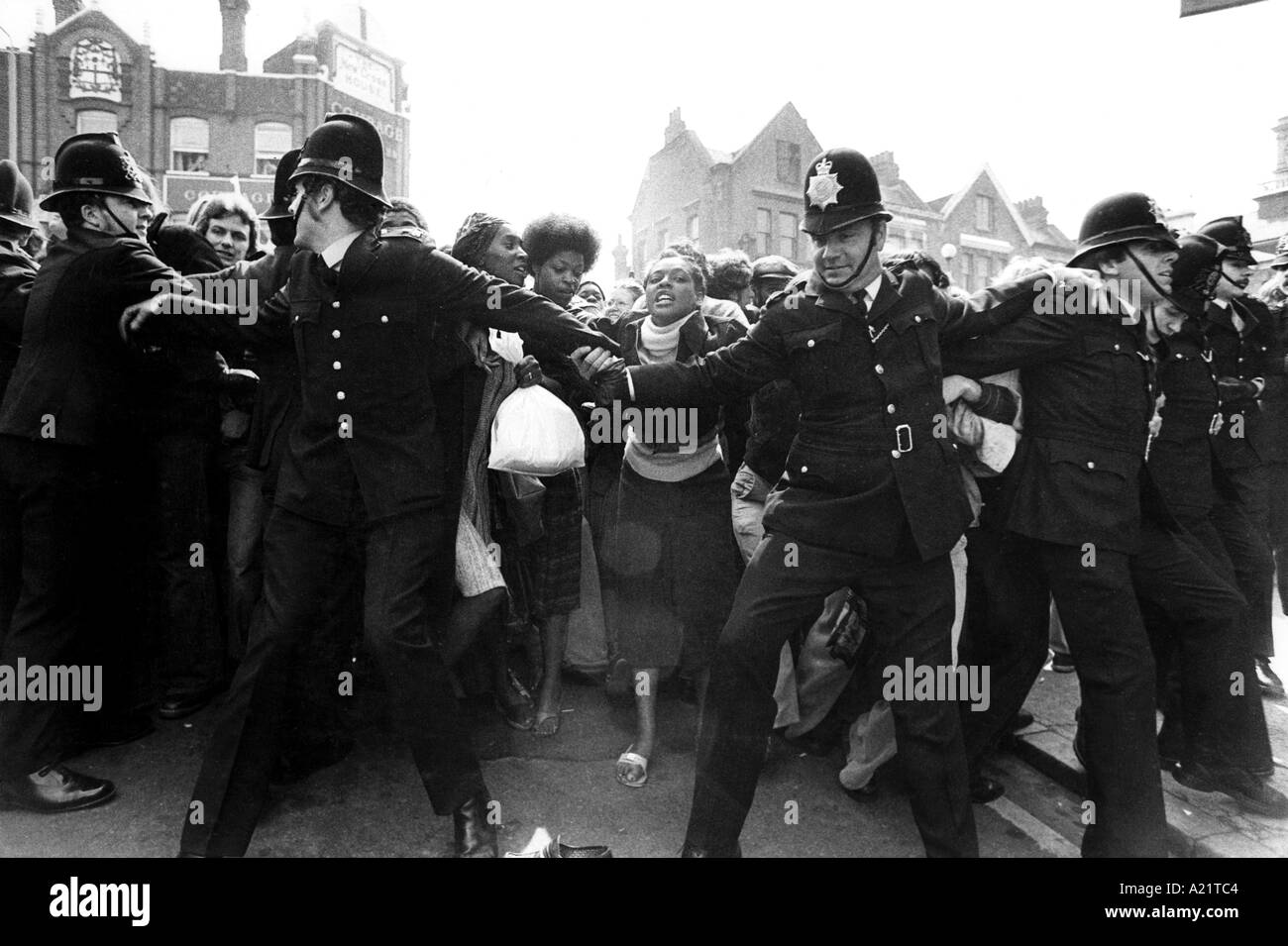 Polizei mit Anti-Rassisten protestieren in der nationalen Front marschieren durch Gegend Lewisham, London Stockfoto
