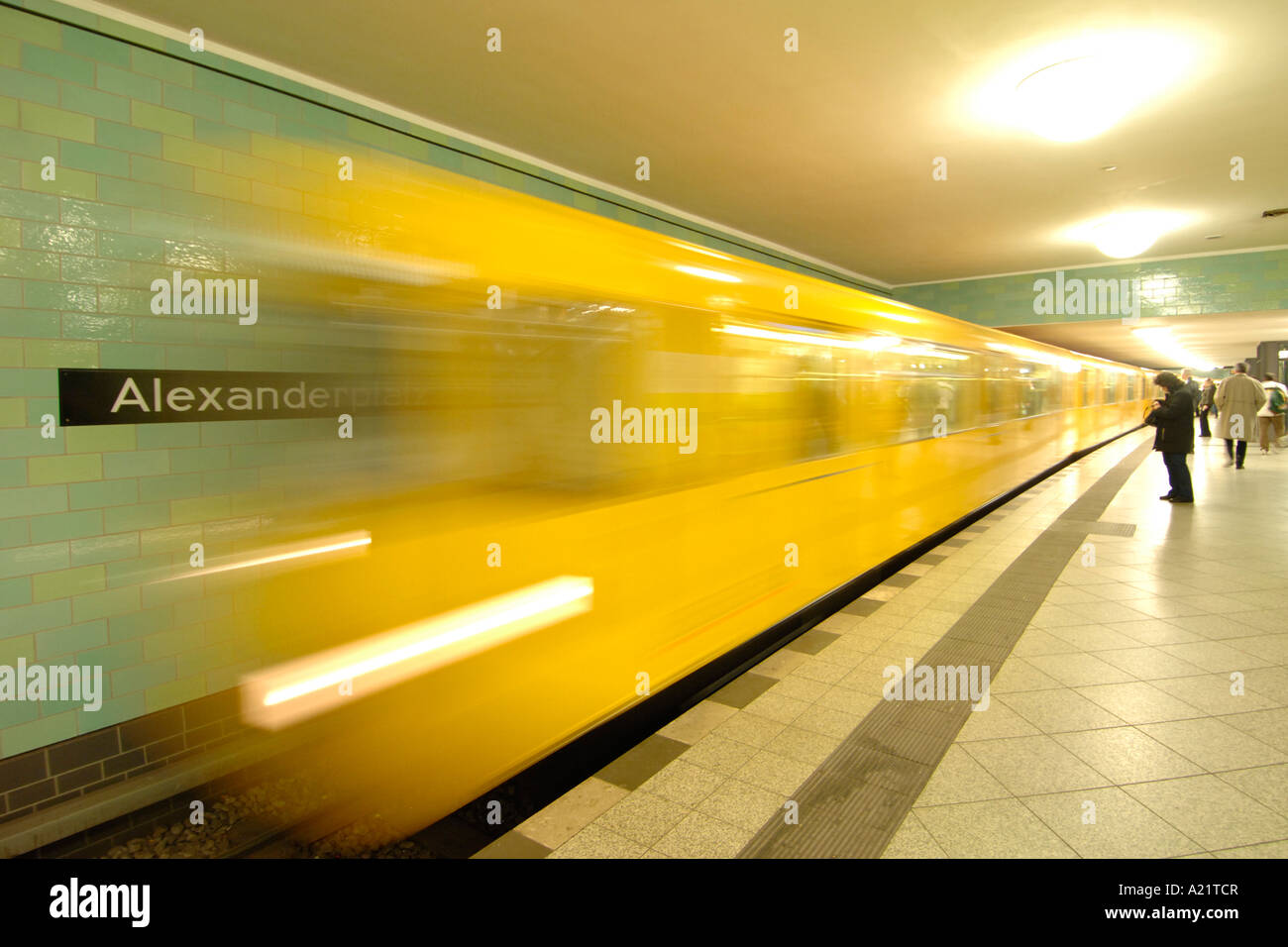 Gelben U-Bahn-Zug am Bahnhof Alexanderplatz in Ost-Berlin. Stockfoto