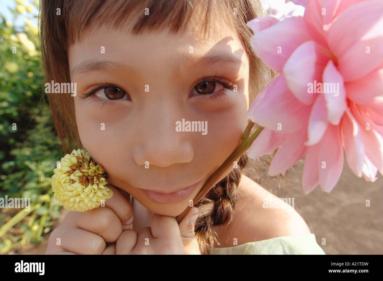 Nahaufnahme von Mädchen mit Blume Stockfoto