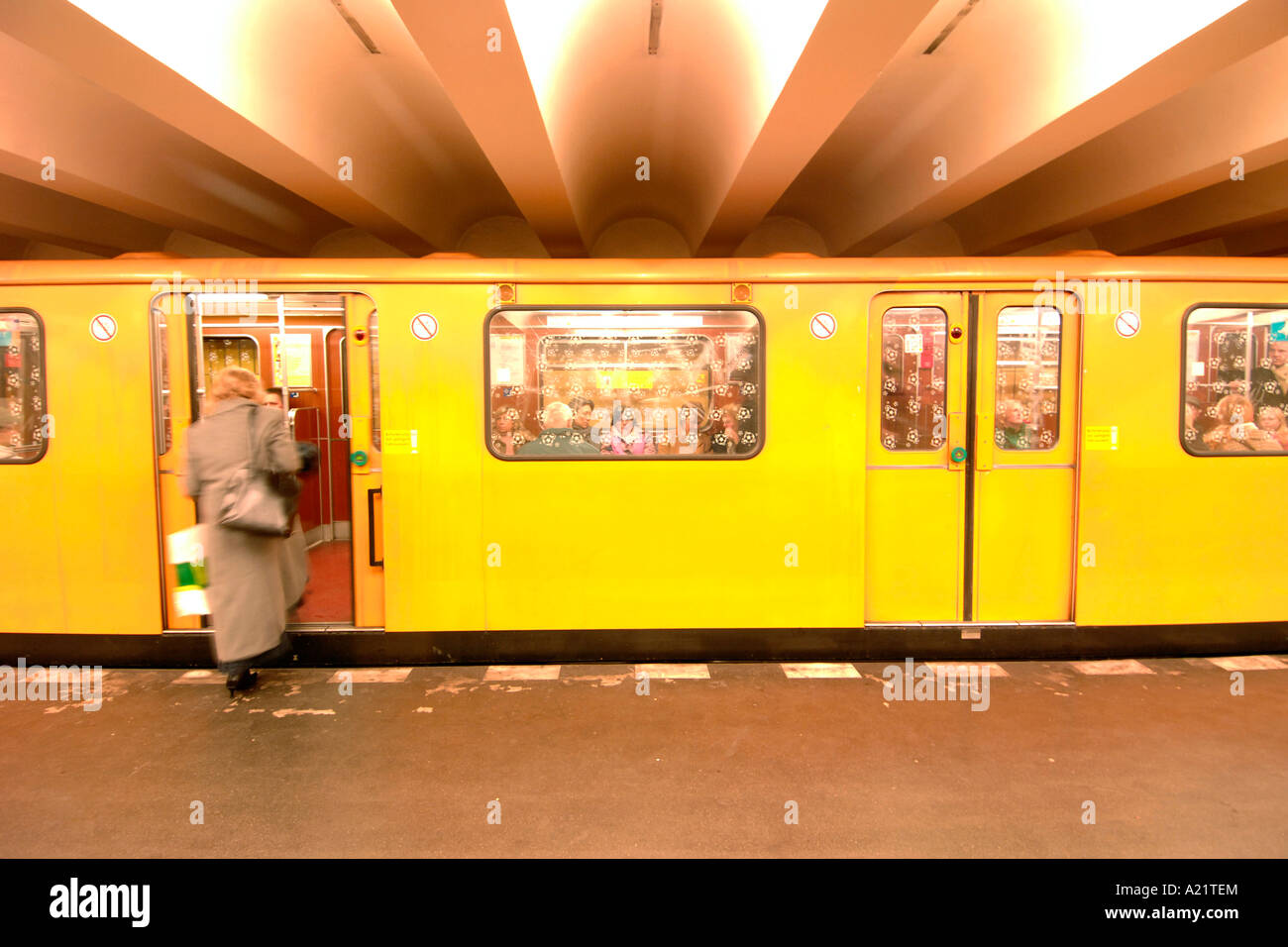 Bahnhof rosa luxemburg platz Fotos und Bildmaterial in hoher