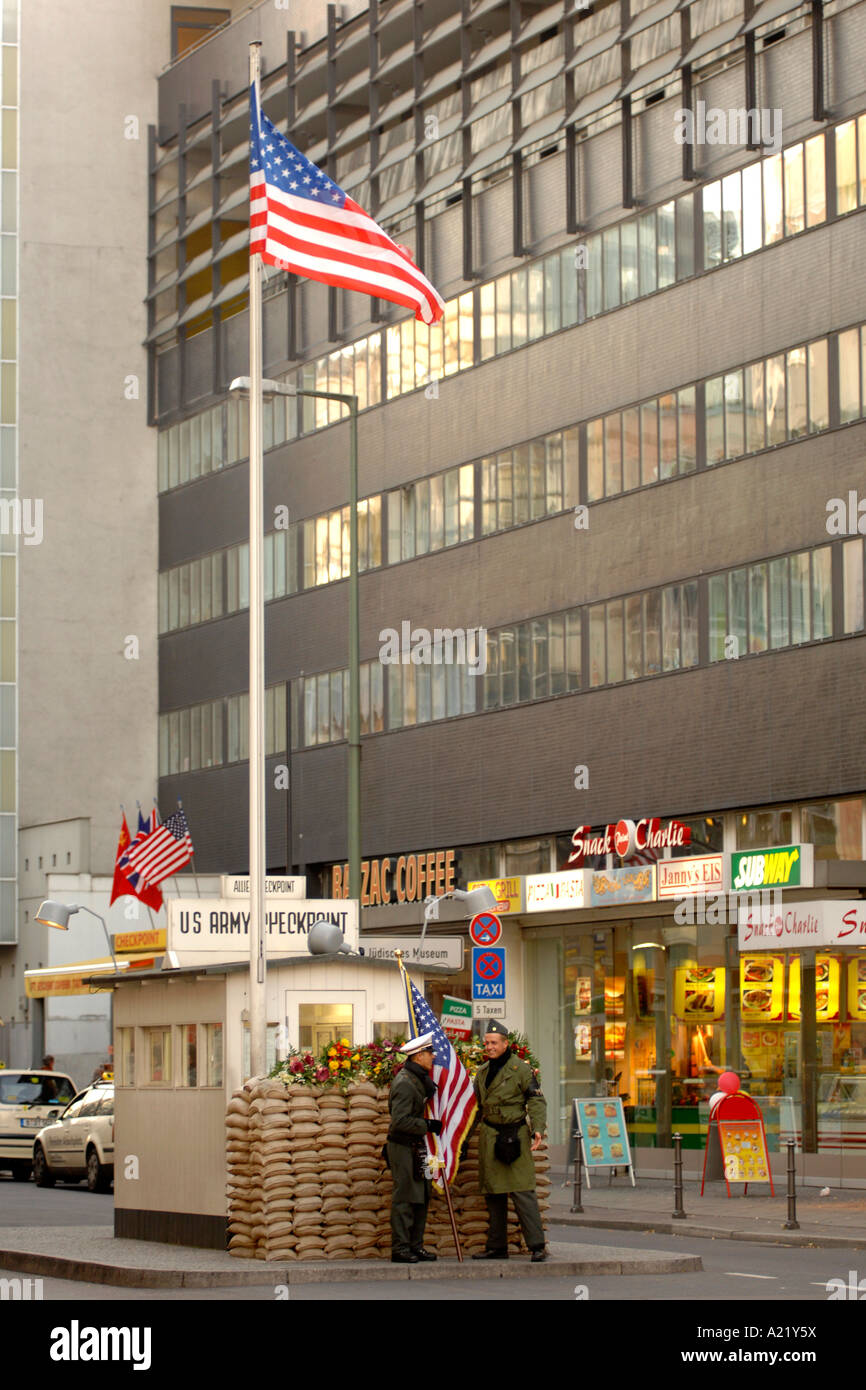 Die Festschrift Kontrollpunkt, wo die Grenze zwischen Ost- und West-Berlin zum, Checkpoint Charlie. Stockfoto
